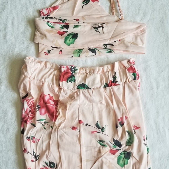 Beautiful 2pc Floral Print Crop Top and Shorts Set - Picture 8 of 8
